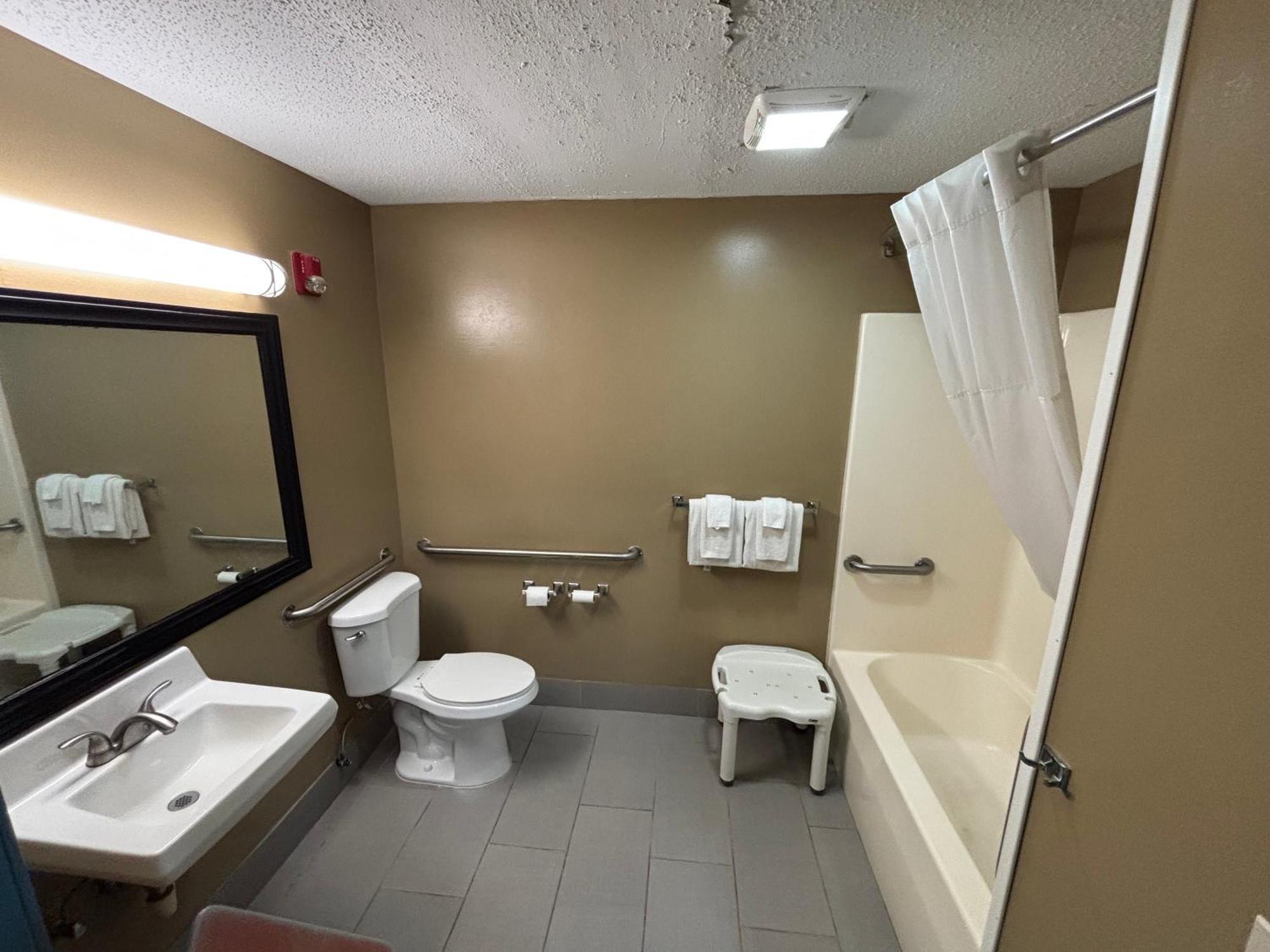 Quality Inn & Suites Woodstock Near Lake Geneva Exterior photo
