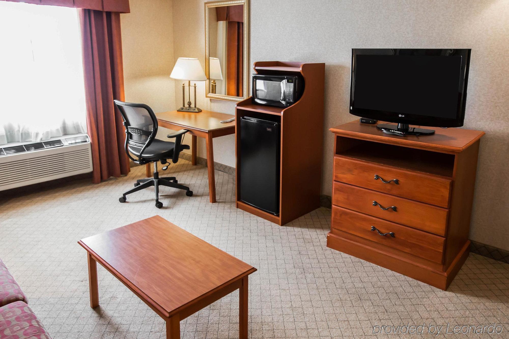 Quality Inn & Suites Woodstock Near Lake Geneva Exterior photo