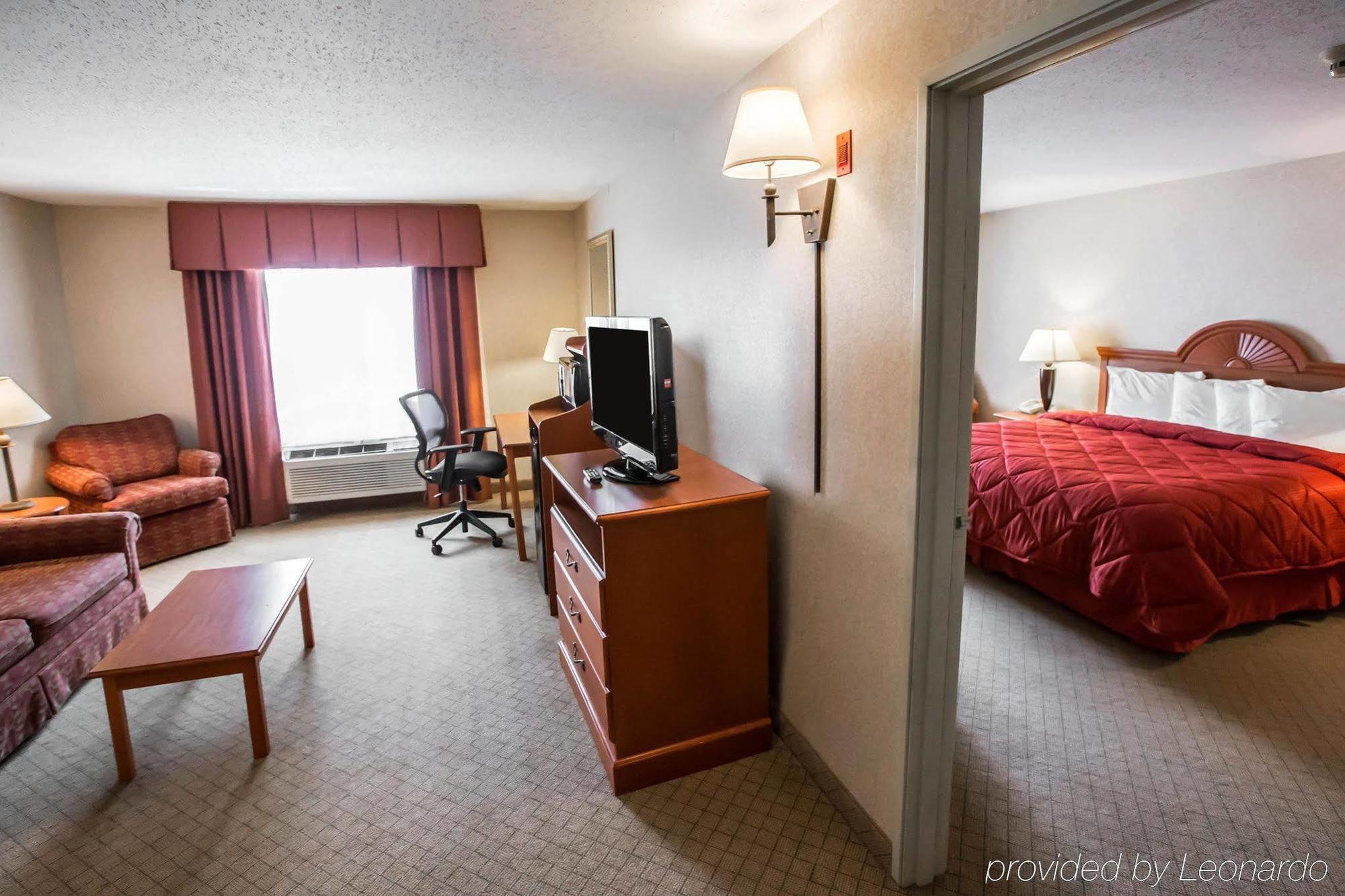 Quality Inn & Suites Woodstock Near Lake Geneva Exterior photo