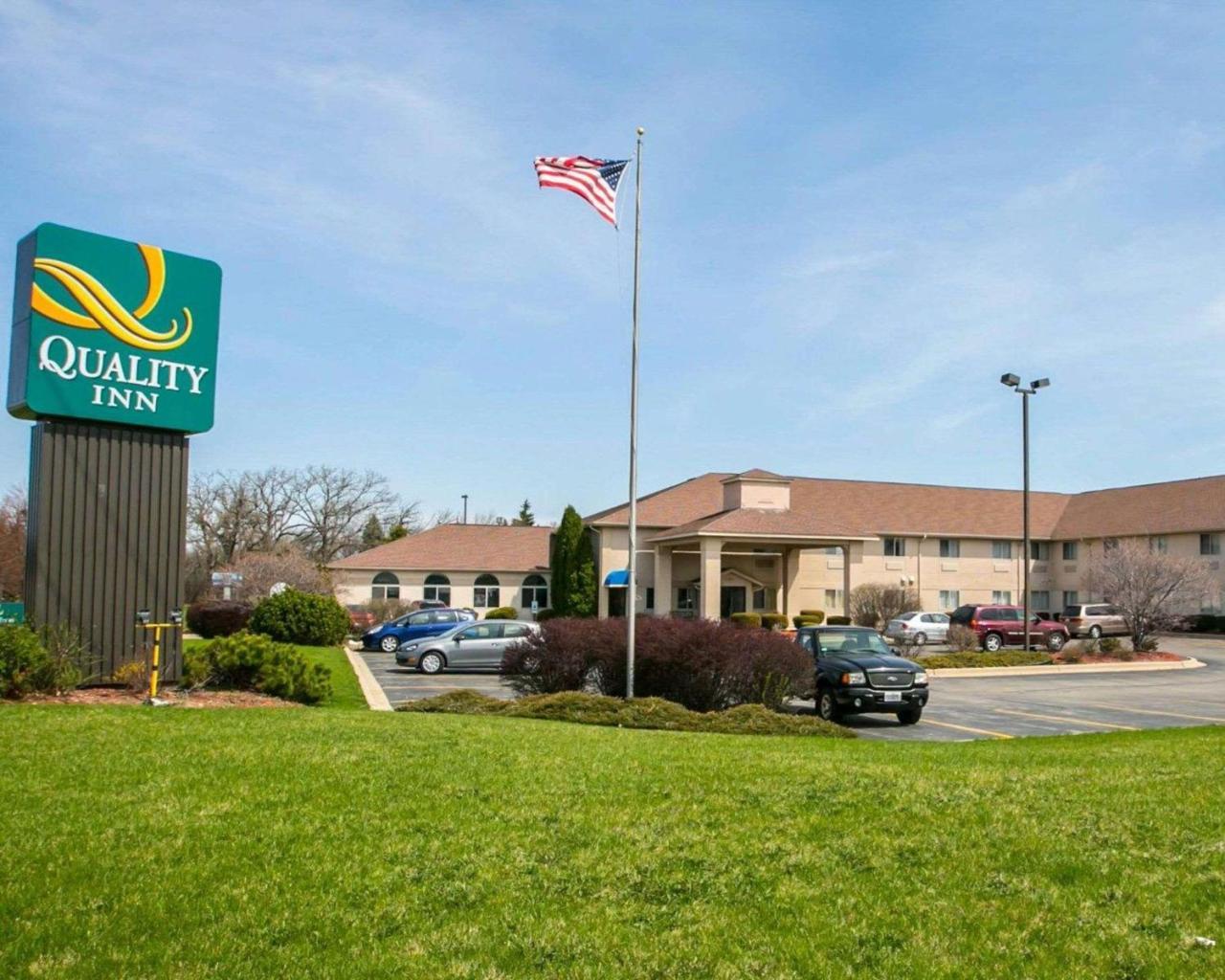 Quality Inn & Suites Woodstock Near Lake Geneva Exterior photo